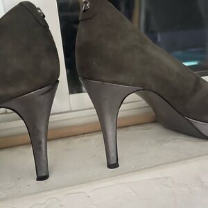Elegant Women's Tahari Heels in Dark Gray